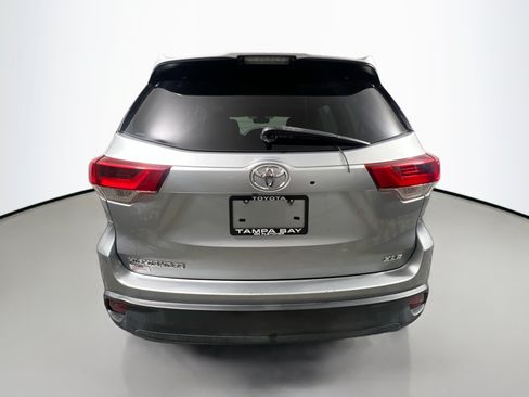 Used 2019 Toyota Highlander XLE FWD image 6