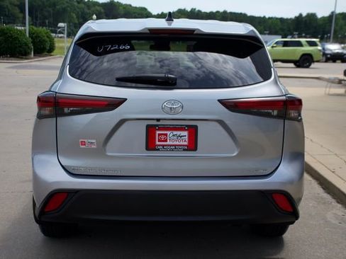 Used 2024 Toyota Highlander LE AWD/4WD image 4