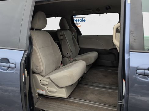 Used 2015 Toyota Sienna LE image 18