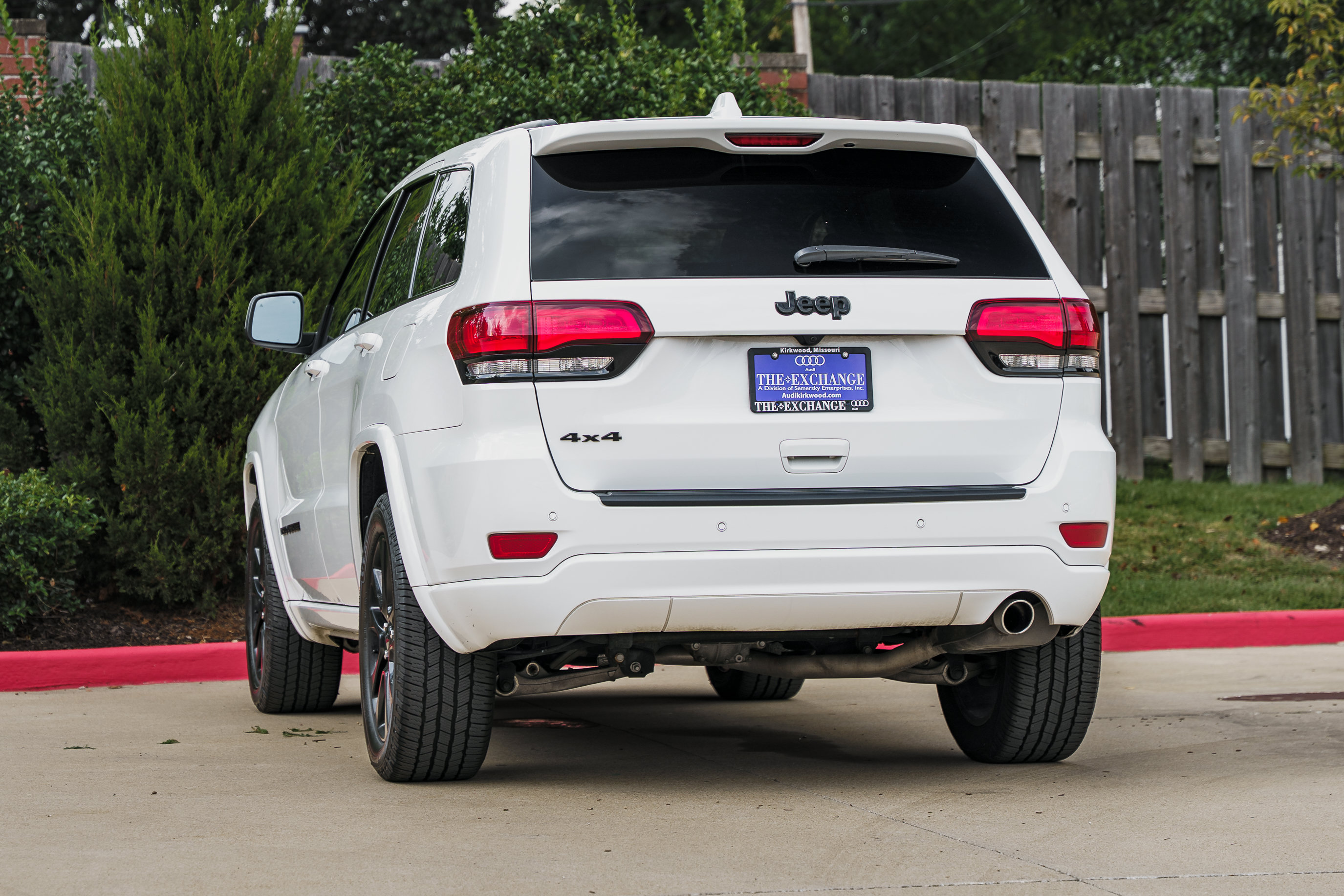 Used 2020 Jeep Grand Cherokee Altitude AWD/4WD image 4
