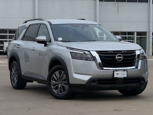 Used 2025 Nissan Pathfinder SV image 2