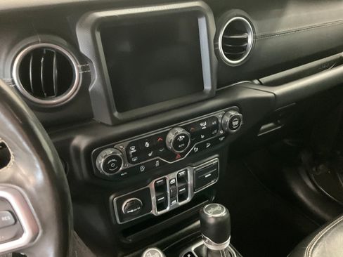 Used 2018 Jeep Wrangler Unlimited Sahara AWD/4WD image 14