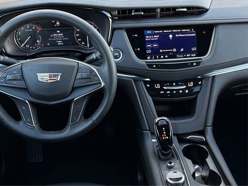 New 2025 Cadillac XT5 Luxury image 16