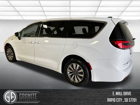 Used 2024 Chrysler Pacifica Limited FWD image 4