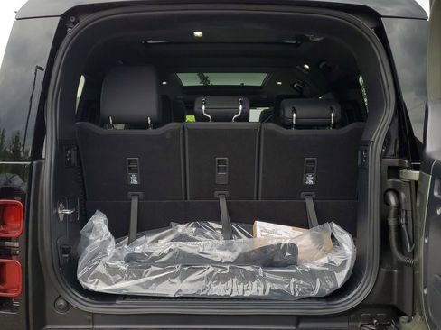 Used 2025 Land Rover Defender 130 X-Dynamic SE image 42