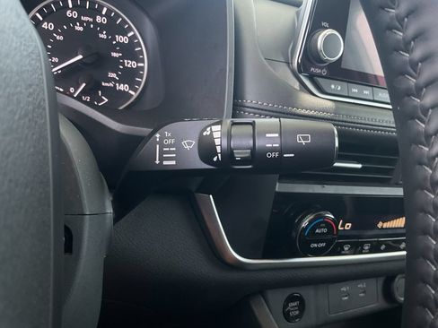 Used 2025 Nissan Rogue SV FWD image 32