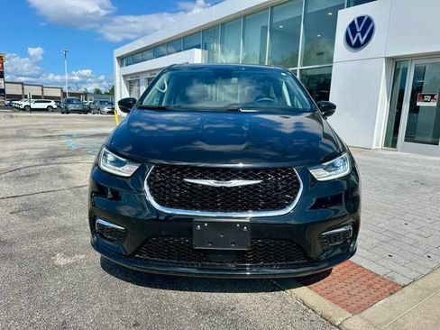 Used 2024 Chrysler Pacifica Touring-L AWD/4WD image 2