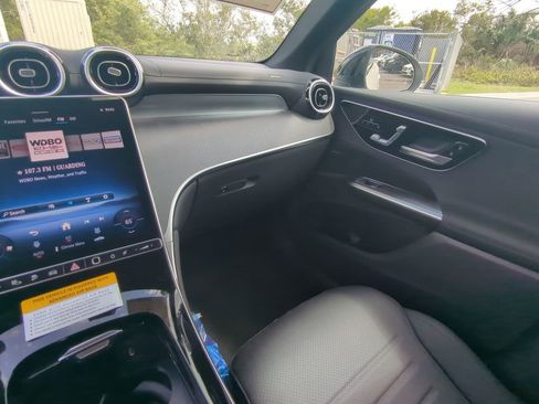 Used 2025 Mercedes-Benz GLC 350e 4MATIC image 4