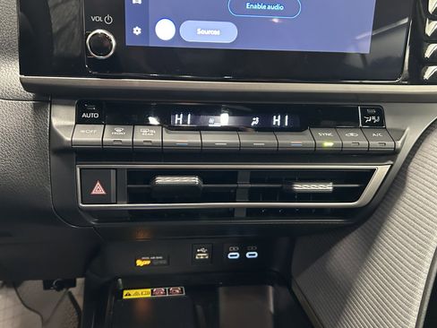 Used 2025 Toyota Camry SE image 24