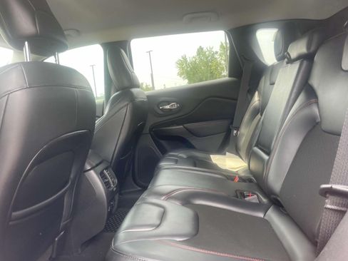 Used 2021 Jeep Cherokee Trailhawk AWD/4WD image 9