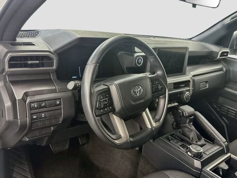 Used 2025 Toyota 4Runner SR5 AWD/4WD image 18