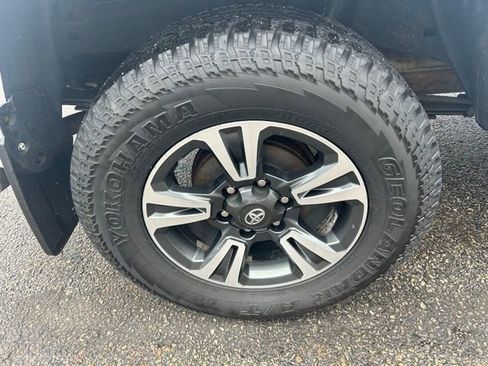 Used 2017 Toyota Tacoma TRD Sport w/ Tow Package AWD/4WD image 4