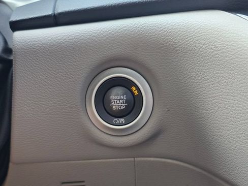 Used 2020 Chrysler Pacifica Touring w/ Advanced Safetytec Group FWD image 38