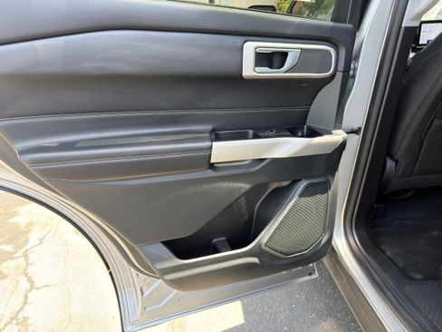 Used 2023 Ford Explorer XLT RWD image 19