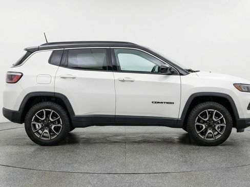 Used 2025 Jeep Compass Trailhawk image 11
