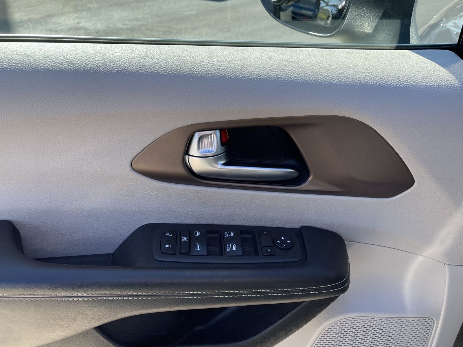Used 2022 Chrysler Voyager LX FWD image 17