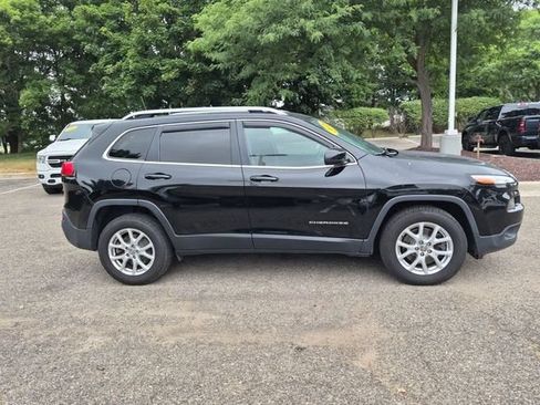 Used 2018 Jeep Cherokee Latitude AWD/4WD image 2