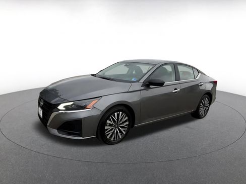 Used 2025 Nissan Altima 2.5 SV FWD image 8