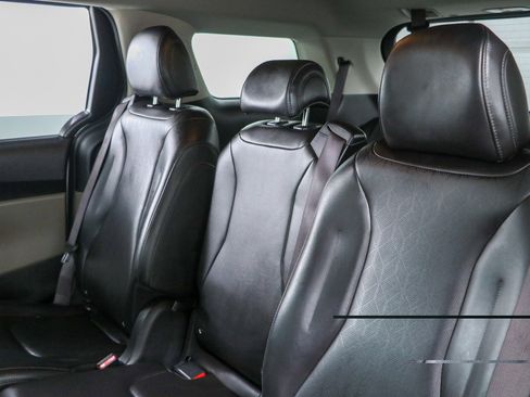 Used 2025 Kia Carnival FWD image 24