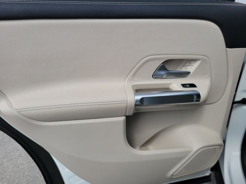 Used 2025 Mercedes-Benz GLB 250 image 28