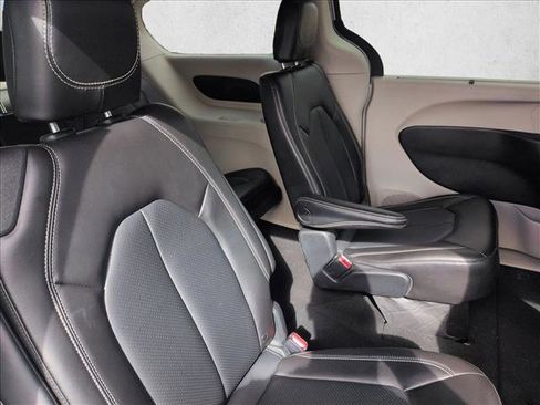Used 2024 Chrysler Pacifica Touring-L image 20