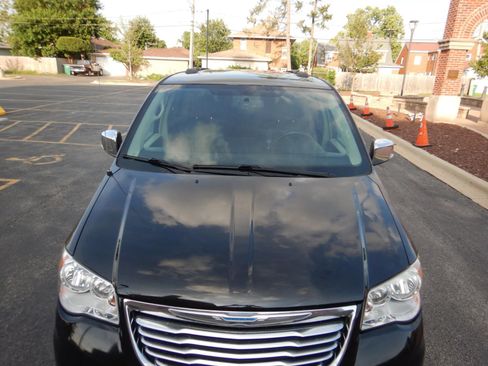 Used 2015 Chrysler Town & Country Touring-L w/ Driver Convenience Group FWD image 3