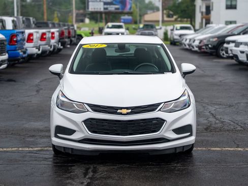 Used 2017 Chevrolet Cruze LT w/ Convenience Package FWD image 3