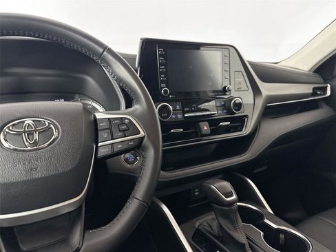 Certified 2022 Toyota Highlander XLE image 34