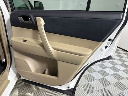 Used 2013 Toyota Highlander Plus image 16