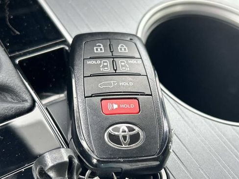 Used 2026 Toyota Sienna LE FWD image 35