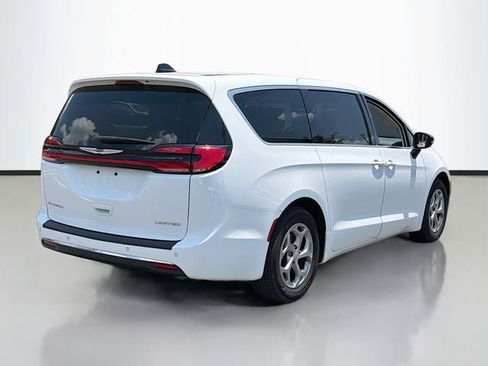 Used 2024 Chrysler Pacifica Limited FWD image 6