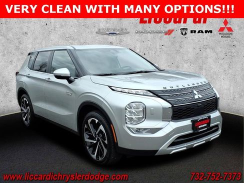 Used 2025 Mitsubishi Outlander SE image 1