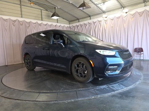 Used 2022 Chrysler Pacifica Touring-L w/ S Appearance Package FWD image 10