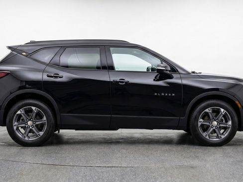 Used 2025 Chevrolet Blazer LT FWD image 11