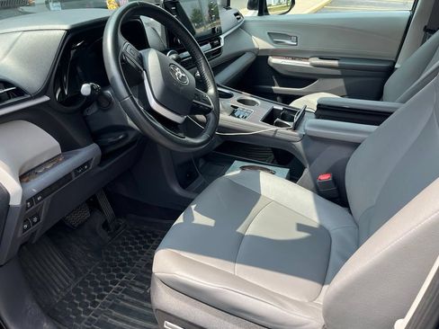 Used 2023 Toyota Sienna XLE FWD image 12