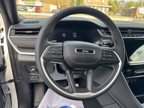 Certified 2024 Jeep Grand Cherokee Laredo w/ Trailer Tow Package image 14