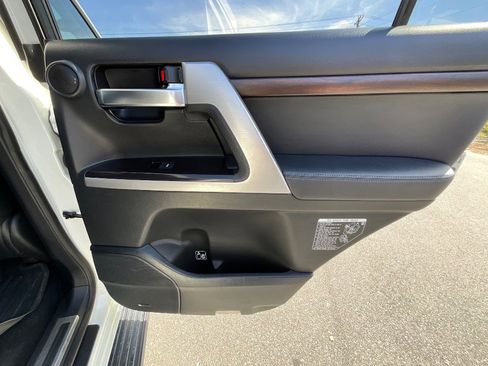 Used 2016 Toyota Land Cruiser image 36