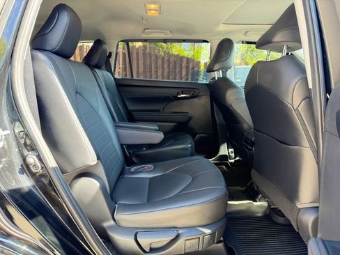 Used 2021 Toyota Highlander XLE AWD/4WD image 28