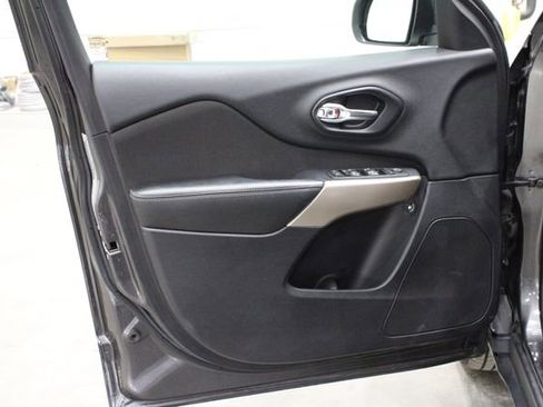 Used 2017 Jeep Cherokee Latitude w/ Comfort/Convenience Group image 12