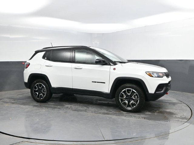 Used 2025 Jeep Compass Trailhawk AWD/4WD image 3
