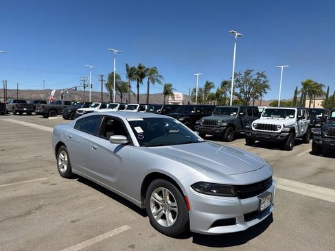 Used 2022 Dodge Charger SXT RWD image 2