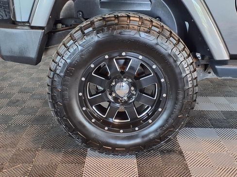 Used 2017 Jeep Wrangler Sahara w/ Connectivity Group AWD/4WD image 9