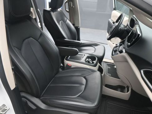 Used 2023 Chrysler Pacifica Touring-L FWD image 21