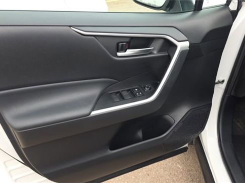 Used 2021 Toyota RAV4 XLE w/ Convenience Package image 10