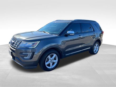 Used 2017 Ford Explorer XLT w/ Equipment Group 202A image 3