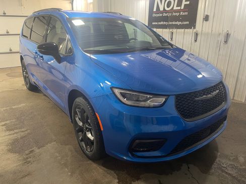 New 2026 Chrysler Pacifica Select image 2