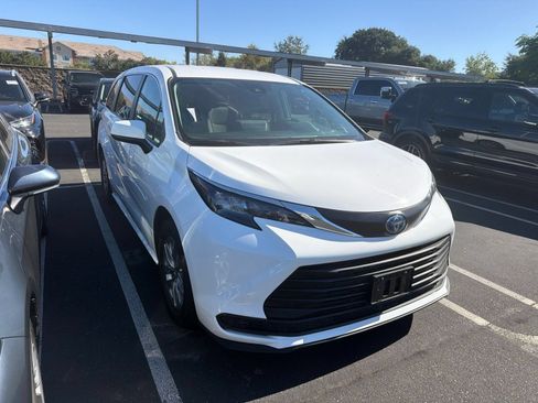 Used 2024 Toyota Sienna LE AWD/4WD image 2