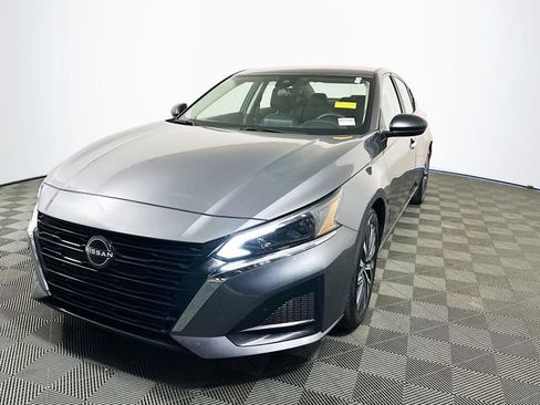 Used 2025 Nissan Altima 2.5 SV FWD image 4