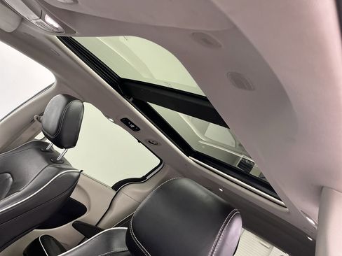 Used 2023 Chrysler Pacifica Limited image 7
