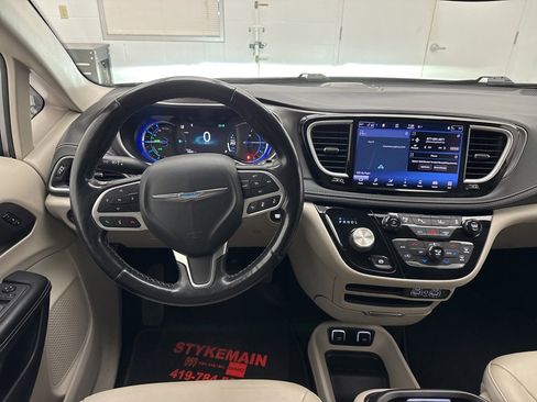 Used 2021 Chrysler Pacifica Touring-L image 18